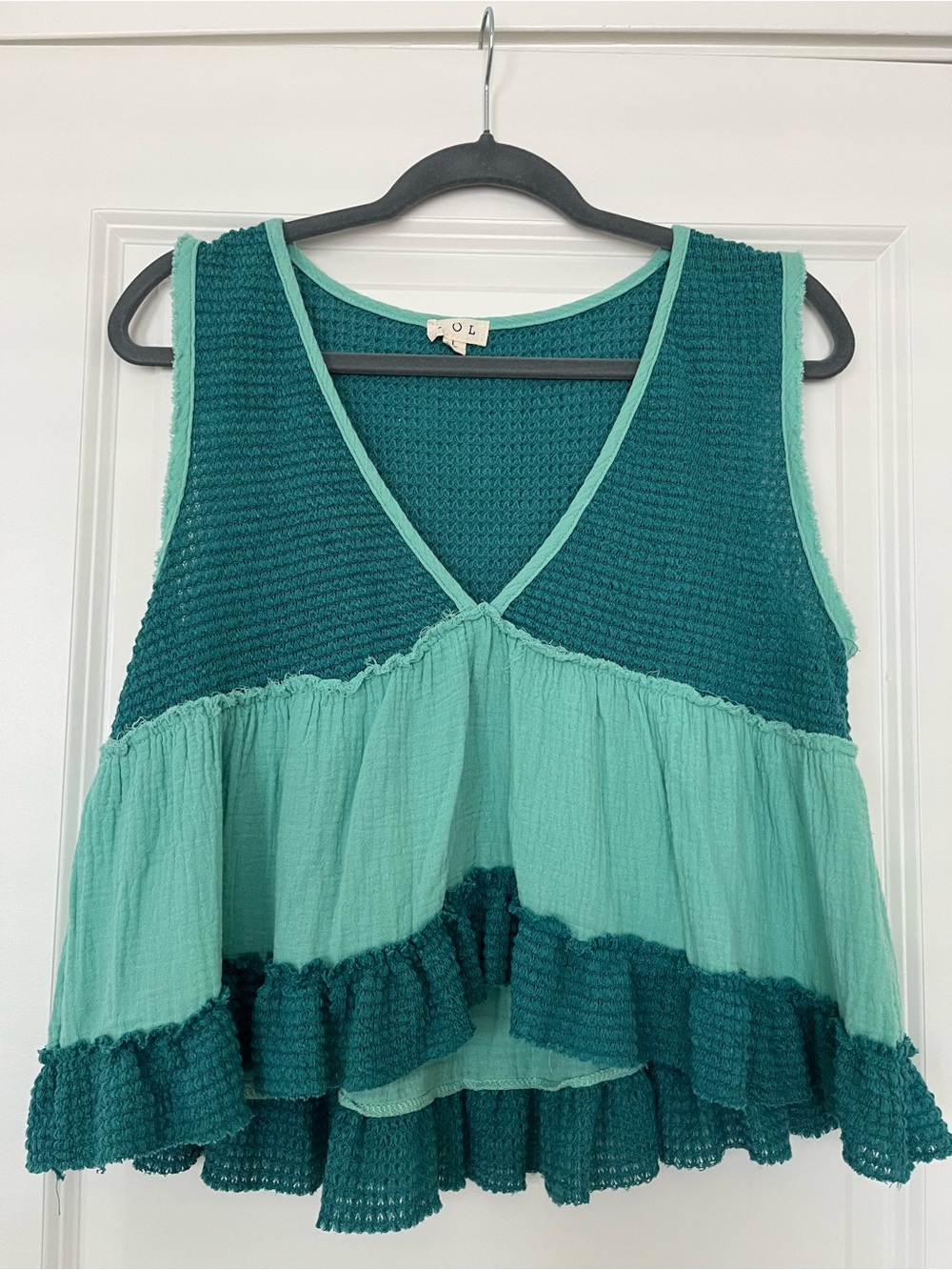 POL Two-Tone Teal & Mint V‑Neck Ruffle Tank